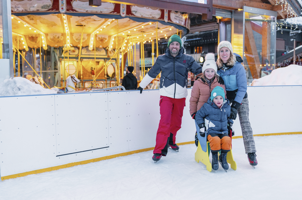 Photo famille patinoire des Gets enfant avec luge